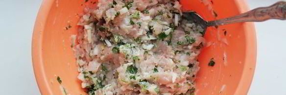 рубленные котлеты из куриного филе с сырной начинкой и зеленью
