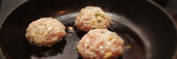 рубленные котлеты из куриного филе с сырной начинкой и зеленью