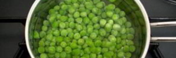 рыбные котлетки с зеленым горошком