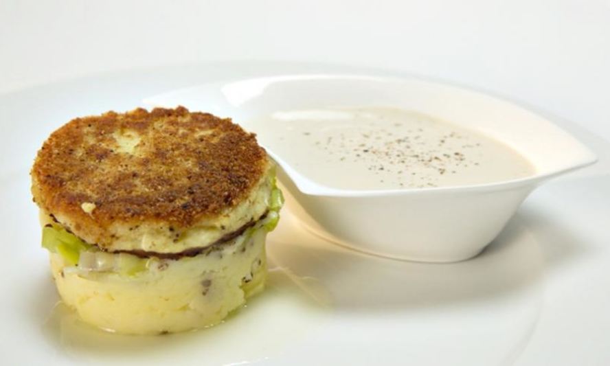 Рецепт рыбных котлет с картофельным пюре и соево-сметанным соусом