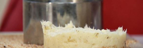 рыбные котлеты с картофельным пюре и соево-сметанным соусом