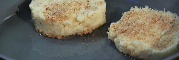 рыбные котлеты с картофельным пюре и соево-сметанным соусом