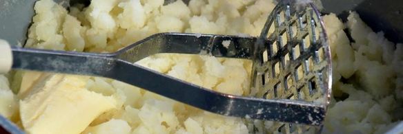 рыбные котлеты с картофельным пюре и соево-сметанным соусом