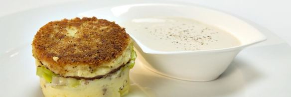 рыбные котлеты с картофельным пюре и соево-сметанным соусом