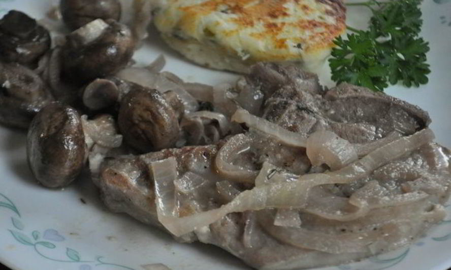 Рецепт свиных котлет на косточке с грибами