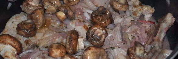 свиные котлеты на косточке с грибами