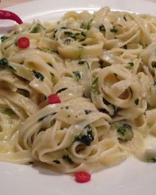 Лапша под соусом Горгонзола со шпинатом