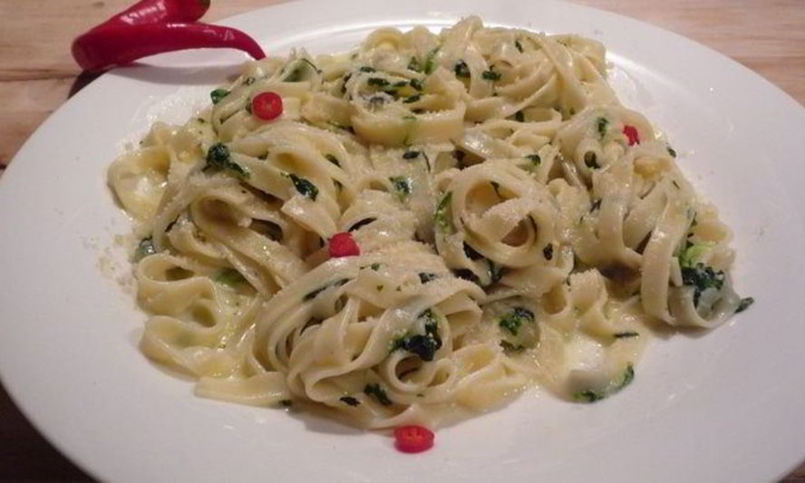 Рецепт лапши под соусом горгонзола со шпинатом