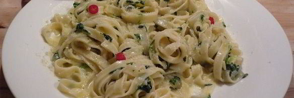 лапша под соусом горгонзола со шпинатом