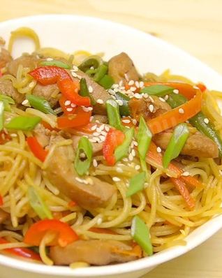 Лапша с курицей и овощами в вок сковороде