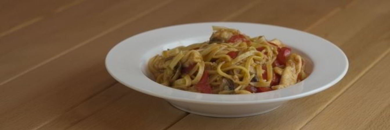 Лапша с курицей и овощами