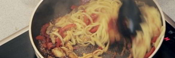 лапша с курицей и овощами