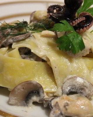 Лапша с морепродуктами и грибами