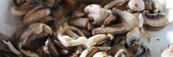 лапша с морепродуктами и грибами