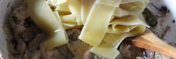 лапша с морепродуктами и грибами