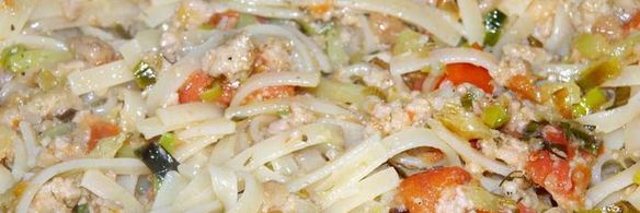 лапша с мясным соусом по-домашнему