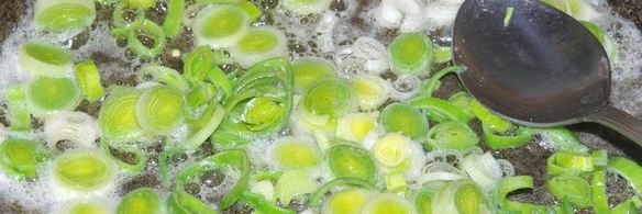 лапша с мясным соусом по-домашнему