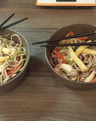 Лапша с овощами и курицей