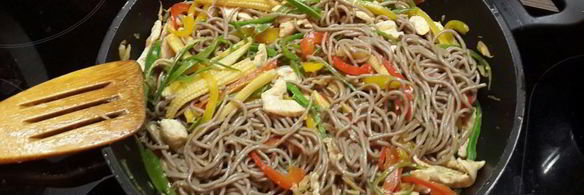 лапша с овощами и курицей