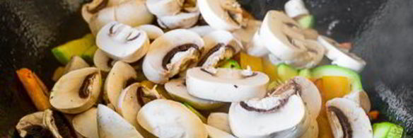 лапша с овощами и соевым соусом