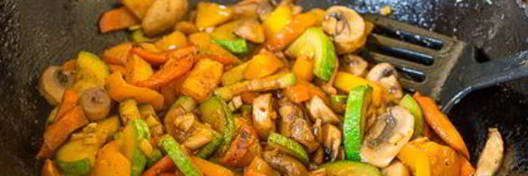 лапша с овощами и соевым соусом