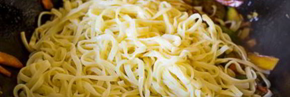 лапша с овощами и соевым соусом