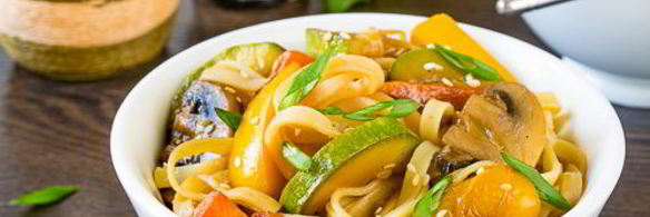 лапша с овощами и соевым соусом