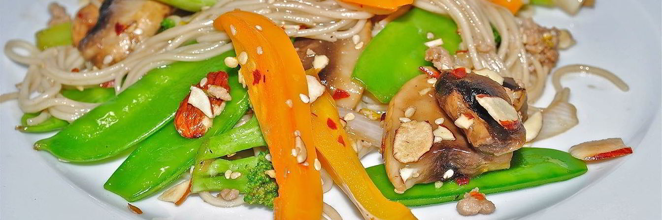 Лапша с овощами в воке