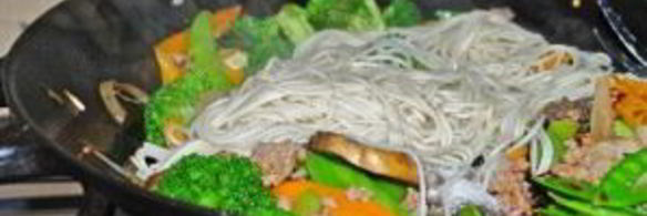 лапша с овощами в воке