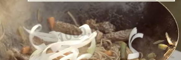 лапша с соусом терияки и овощами