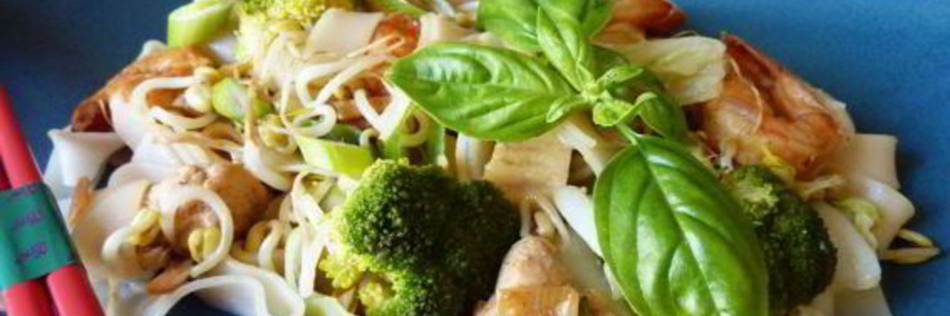 Лапша Сайгон с курицей и креветками