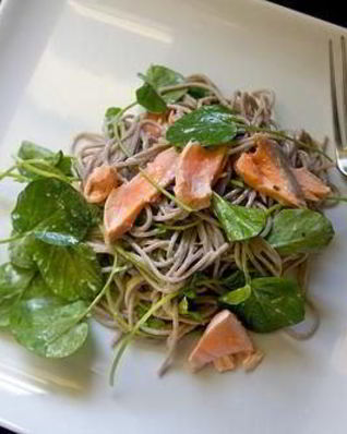 Лапша соба с лососем и кресс-салатом