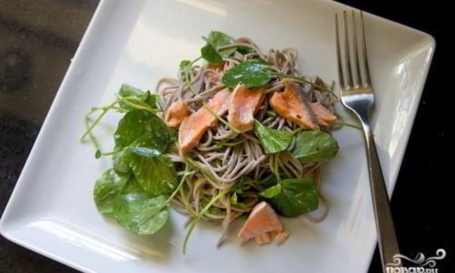 Рецепт лапши соба с лососем и кресс-салатом