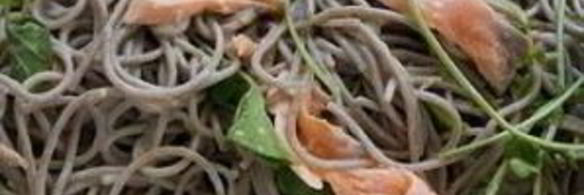 лапша соба с лососем и кресс-салатом