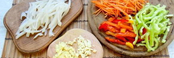 лапша удон с кальмаром и овощами