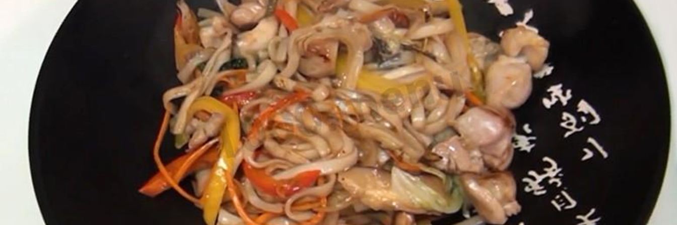 Лапша удон с курицей и овощами