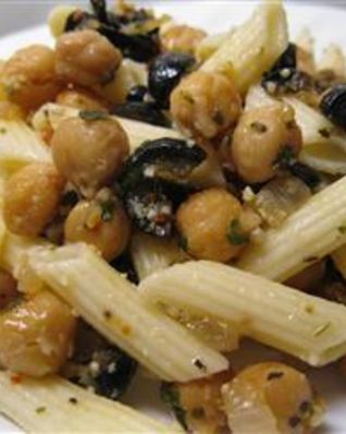 Итальянские макароны с нутом и маслинами