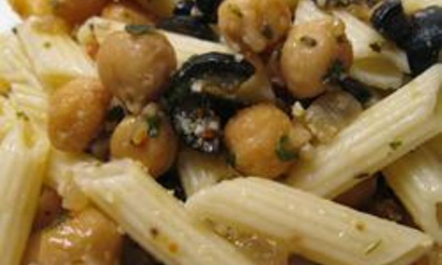 Рецепт итальянских макарон с нутом и маслинами