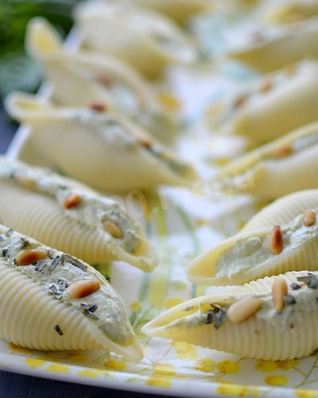 Конкильони — макароны ракушки фаршированные рикоттой с песто