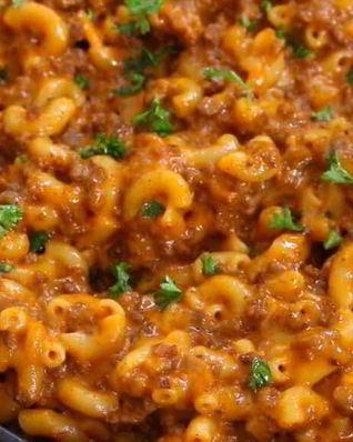 Макароны с фаршем и сыром в соусе