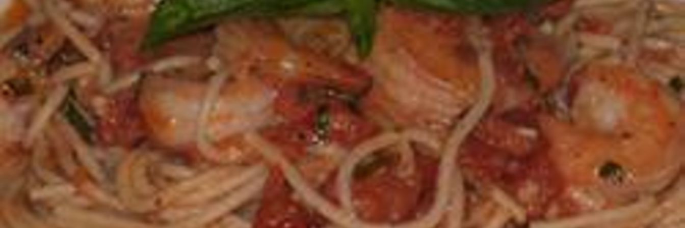 Макароны с креветками в розовом соусе