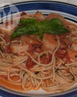 Макароны с креветками в розовом соусе