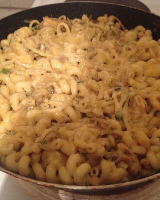 Макароны с курицей и грибами в сливочном соусе с карри
