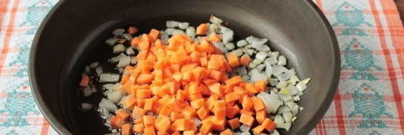 макароны с курицей и овощами на сковороде