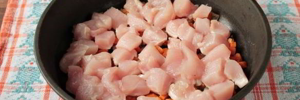 макароны с курицей и овощами на сковороде