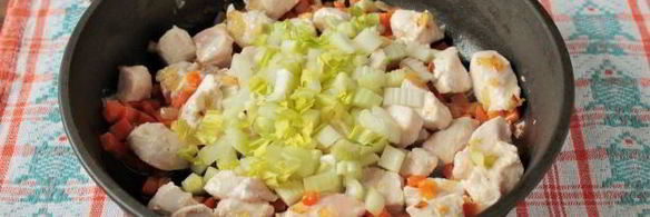 макароны с курицей и овощами на сковороде