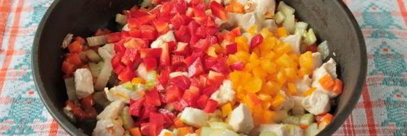 макароны с курицей и овощами на сковороде