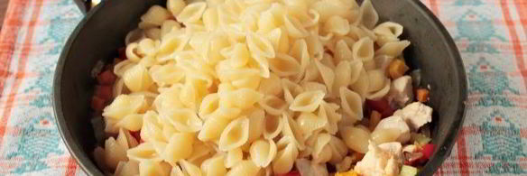макароны с курицей и овощами на сковороде