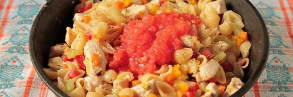 макароны с курицей и овощами на сковороде