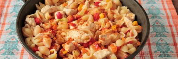 макароны с курицей и овощами на сковороде